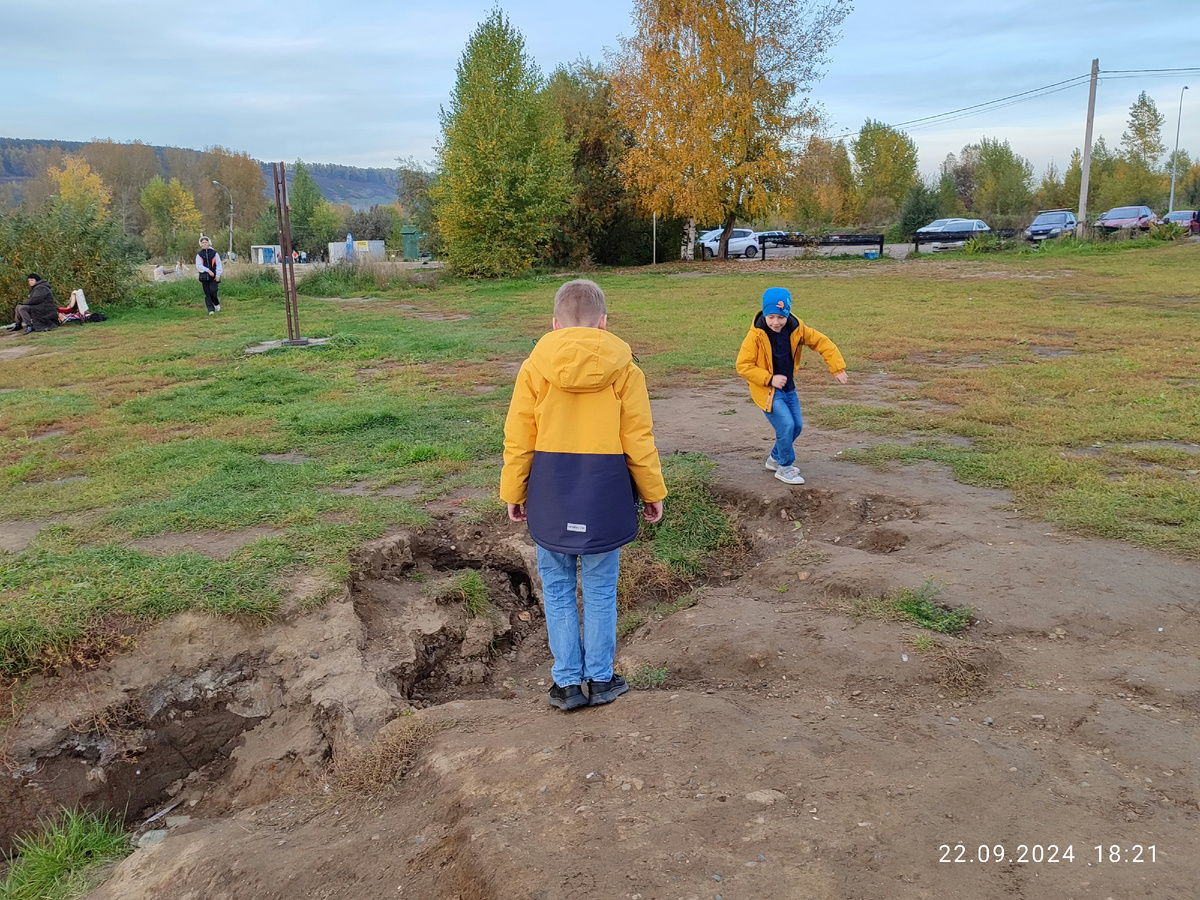 Это мы заехали на озеро, уток посмотреть. Пока Паша думал, как спуститься к берегу озера, Вадюха три раза спустился