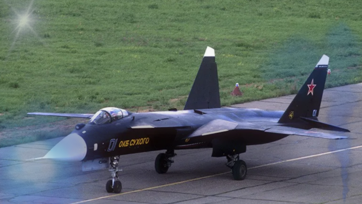 Су-47 "Беркут" передвигается по влетно-посадочной полосе