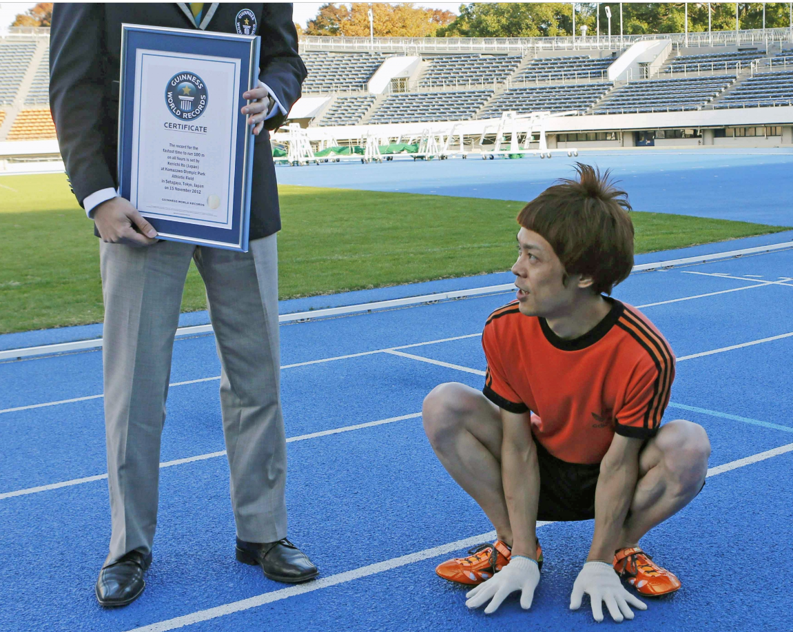30-летний Кеничи Ито получает сертификат, подтверждающий, что его достижение внесено в Книгу рекордов Гиннесса. Ноябрь 2012. Фото: © Reuters