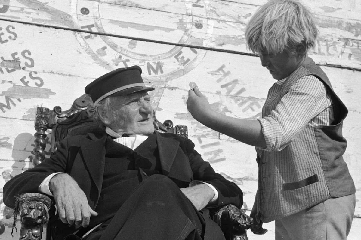 Роман Мадянов в роли Гека и Николай Горлов в роли кассира в фильме Георгия Данелия «Совсем пропащий», 1973 год    📷