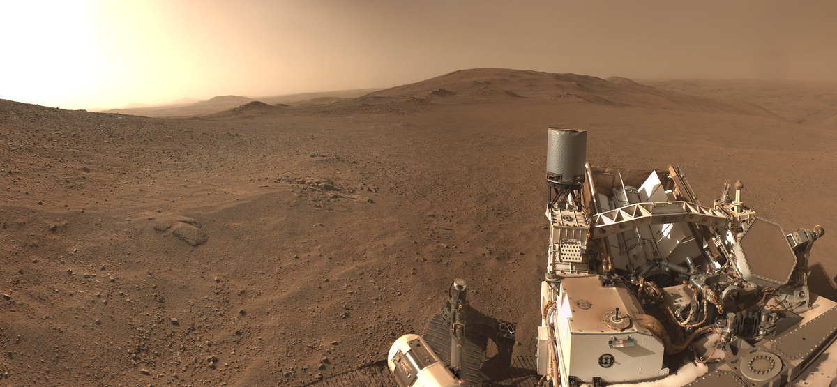 Снимок с поверхности Марса в естественных цветах, полученный ровером NASA Perseverance / © NASA/JPL-Caltech/Kevin M. Gill