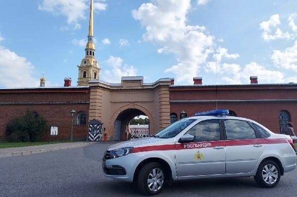 24 сентября около 09.40 сотрудникам отдела вневедомственной охраны по Петроградскому району Санкт-Петербурга поступила информация о том, что работники Государственного музея истории Санкт-Петербурга воспользовались кнопкой тревожной сигнализации. 
На место незамедлительно прибыл наряд Росгвардии и задержал на месте происшествия нетрезвого 40-летнего мужчину, который на территории Петропавловской крепости вел себя неадекватно, агрессивно и несдержанно, приставал к другим гражданам, а также снял с себя кофту и находился в общественном месте с голым торсом.

Сотрудники вневедомственной охраны Росгвардии задержали хулигана, продолжавшего вести себя вызывающе, и доставили его в 43 отдел полиции.