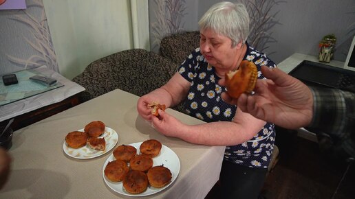 下载视频: Кексики получились вкусными и горячими Мама добавила в них всю сметану и кефир с вареньем чтобы получить замечательный вкус и аромат ВЫПЕЧКА