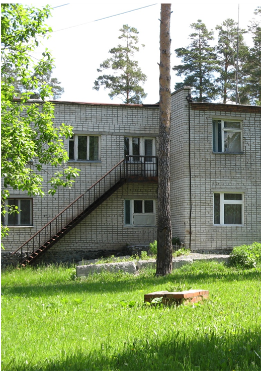 На втором этаже - окна актового зала и кабинета начальника лагеря.  Фото автора.   
