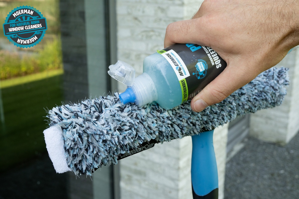 Мыть окна стало проще с помощью Moerman Squeeze Deluxe Eco-friendly! 🪟 Это экологически чистое моющее средство специально разработано для профессиональных мойщиков окон и оставляет окна сверкающе чистыми, без разводов и грязи. 🌱
Кроме того, уникальный колпачок и формула позволяют легко наносить средство прямо на шубку.