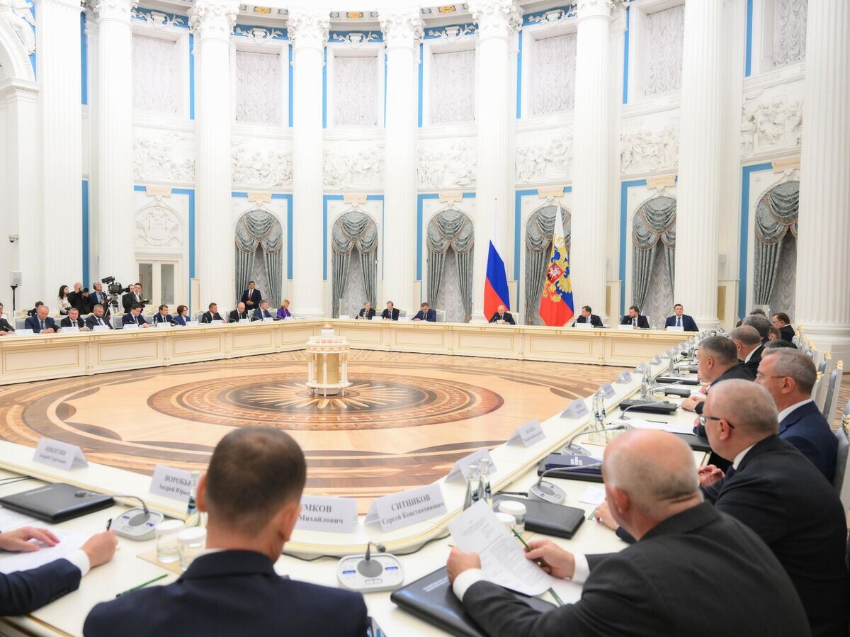    Президент РФ Владимир Путин на заседании президиума Государственного совета по вопросам развития экспорта© РИА Новости / Григорий Сысоев