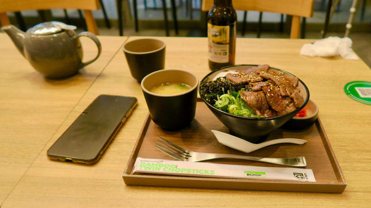 Японская кухня. Мисо суп и говядина в соусе с рисом.