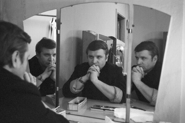 Роман Мадянов в гримерной Московского академического театра имени В. Маяковского перед спектаклем, 1990 год / Роман Горелов/ТАСС