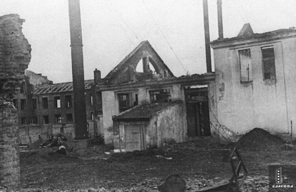 Разрушенные корпуса химико-фармацевтического завода в Минске в годы Великой Отечественной войны, ЦГАОР БССР, лето 1941 г. Российская империя вступила в Первую Мировую войну, не производя даже йода, — самого распространенного обеззараживающего вещества в то время, более 90% лекарственной продукции импортировалась из Западной Европы. СССР за годы индустриализации создал достаточно развитую, конкурентоспособную фармацевтическую промышленность, значительная доля которой была обнулена разрухой войны. Восстановление белорусской советской фармацевтики началось с возвращения производств из эвакуации и отстраивания новых корпусов под предприятия.
