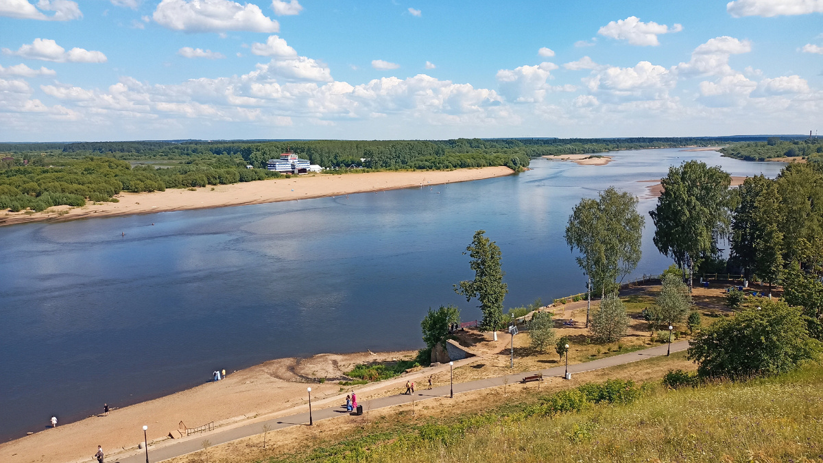 Вид на Дымково с высокой городской набережной Грина