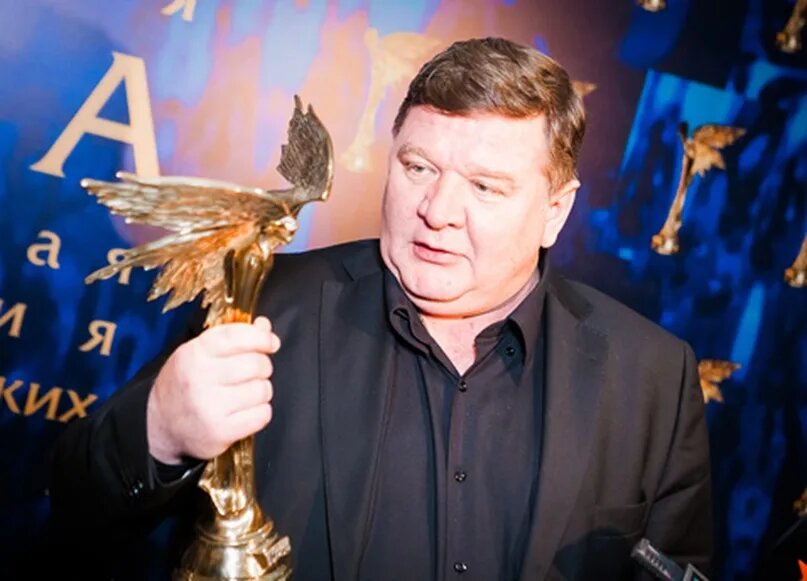 Роман Мадянов — человек, чье имя стало неотъемлемой частью отечественного кино и театра, ушел, оставив после себя пустоту, которую уже не заполнить.-5