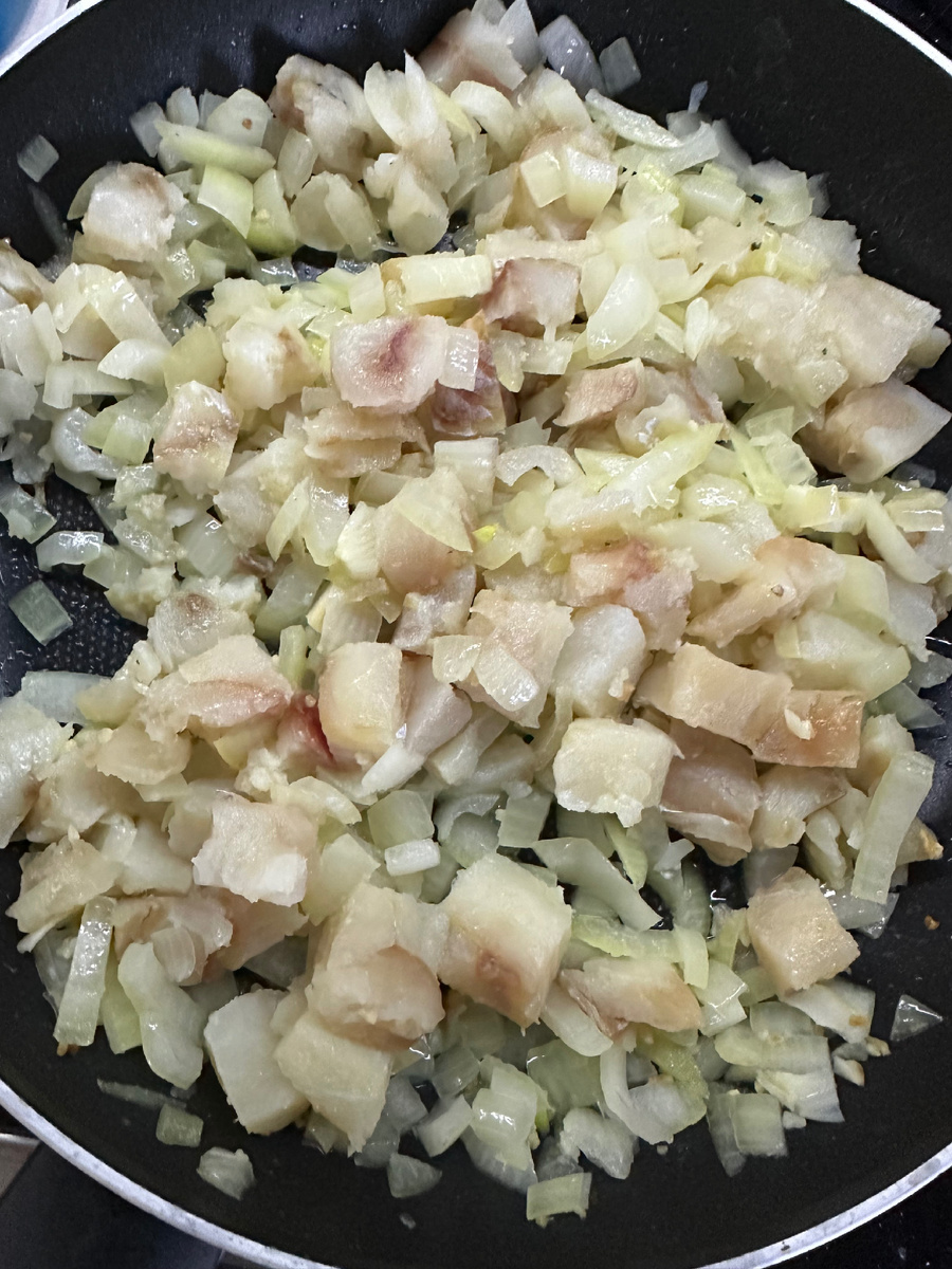 Сначала лук, затем добавляем рыбку