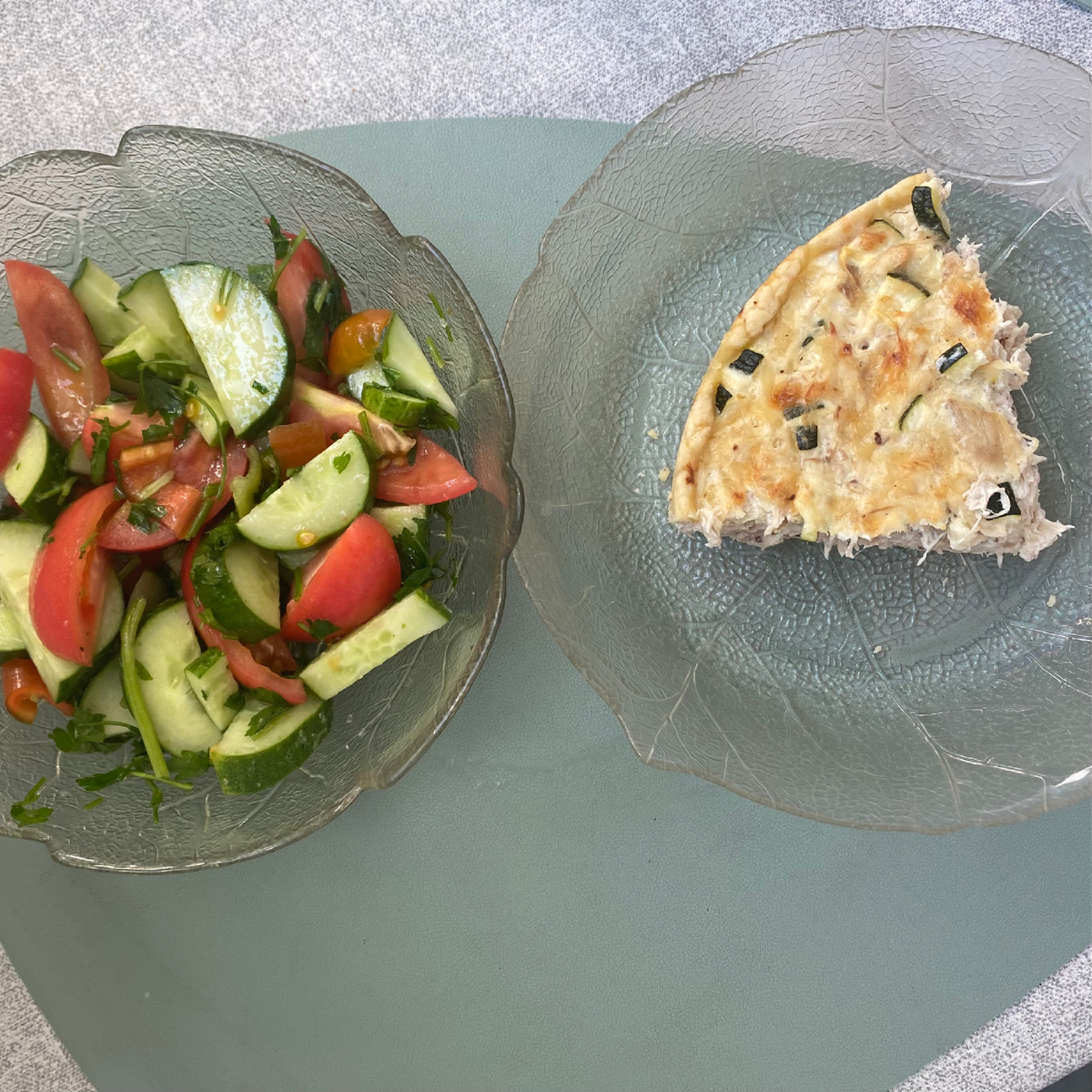 Полноценный обед. Киш с курицей и кабачком, салат с оливковым маслом. 