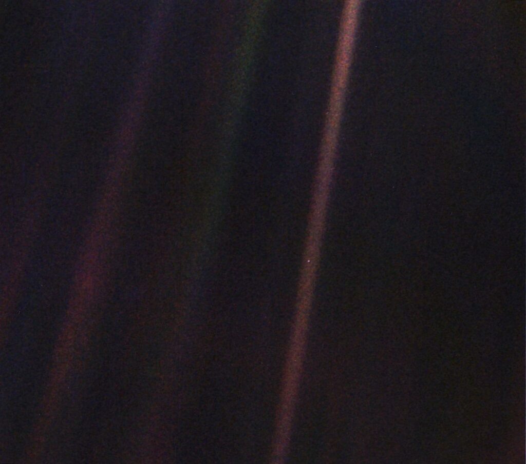 Фото: NASA. Оригинальная версия фотографии  Pale Blue Dot