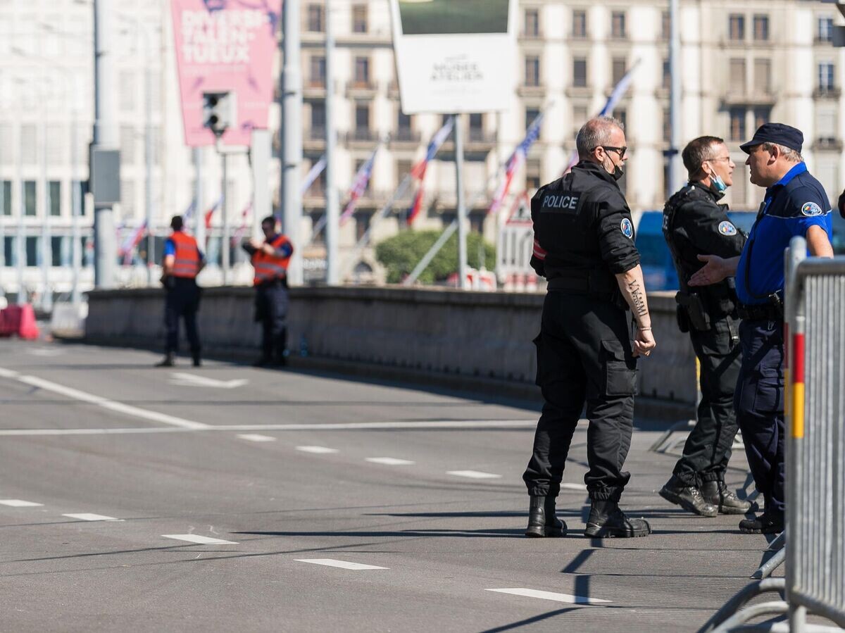    Сотрудники полиции на мосту Монблан в Женеве во время саммита президента России Владимира Путина и президента США Джо Байдена© РИА Новости / Бастьен Галле