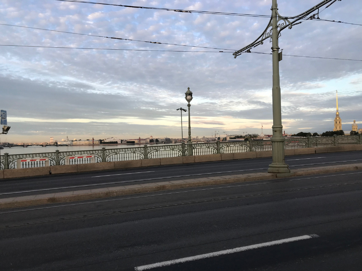 Еду по утреннему Троицкому мосту 