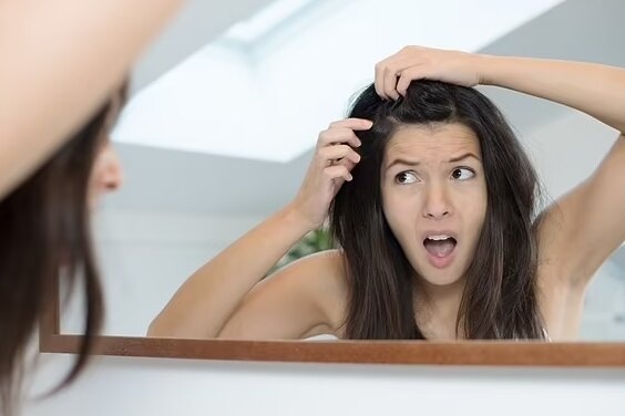     Когда появляются первые седые волосы: новые данные