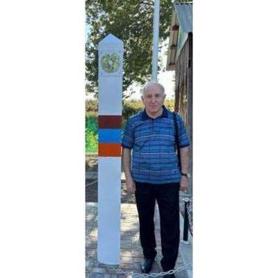 Парадоксально, но некоторое время назад премьер-министр, общаясь с детьми, держал в руках столбик в миниатюре, который установлен на границе в районе Киранца, показывая его как символ мира. Удивляюсь, есть у него консультанты или советники в этом вопросе или нет? Во-первых, я уже неоднократно заявлял, что оформление государственной границы на этом направлении не может служить примером вообще и для будущих поколений в особенности. Пограничные знаки утверждены как в Армении, так и в Азербайджане. По всему периметру границы они должны стоять друг против друга, на равном расстоянии от линии границы. А нам представляют колышки, окрашенные в белый цвет, пронумерованные странным образом. Говорят, уже около 40 этих столбиков. Исходя из этой нумерологии, мы почему-то начали процесс с противоположной стороны. Но почему столб с номером 33/1 установили прямо в селе Киранц? А где стоят остальные столбы, с 1 по 33 номера? Те, что уже установлены, более соответствуют вспомогательным погранзнакам, а не основным. Это не может не вызывать у профессионала сомнения и вопросы.