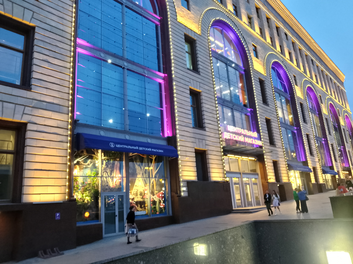 Чего только не увидишь в Москве вечером, хоть и не спал больше суток, но красота требует каких-либо жертв, главное не забывать пополнять запасы кофе в организме)