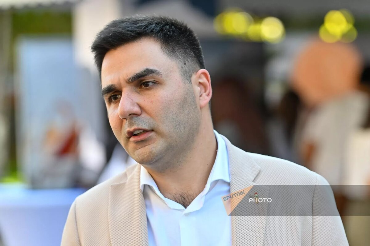 Эксперт по продовольственному праву Давид Пипоян во время всемирного дня школьного молока в Еревaне © Sputnik