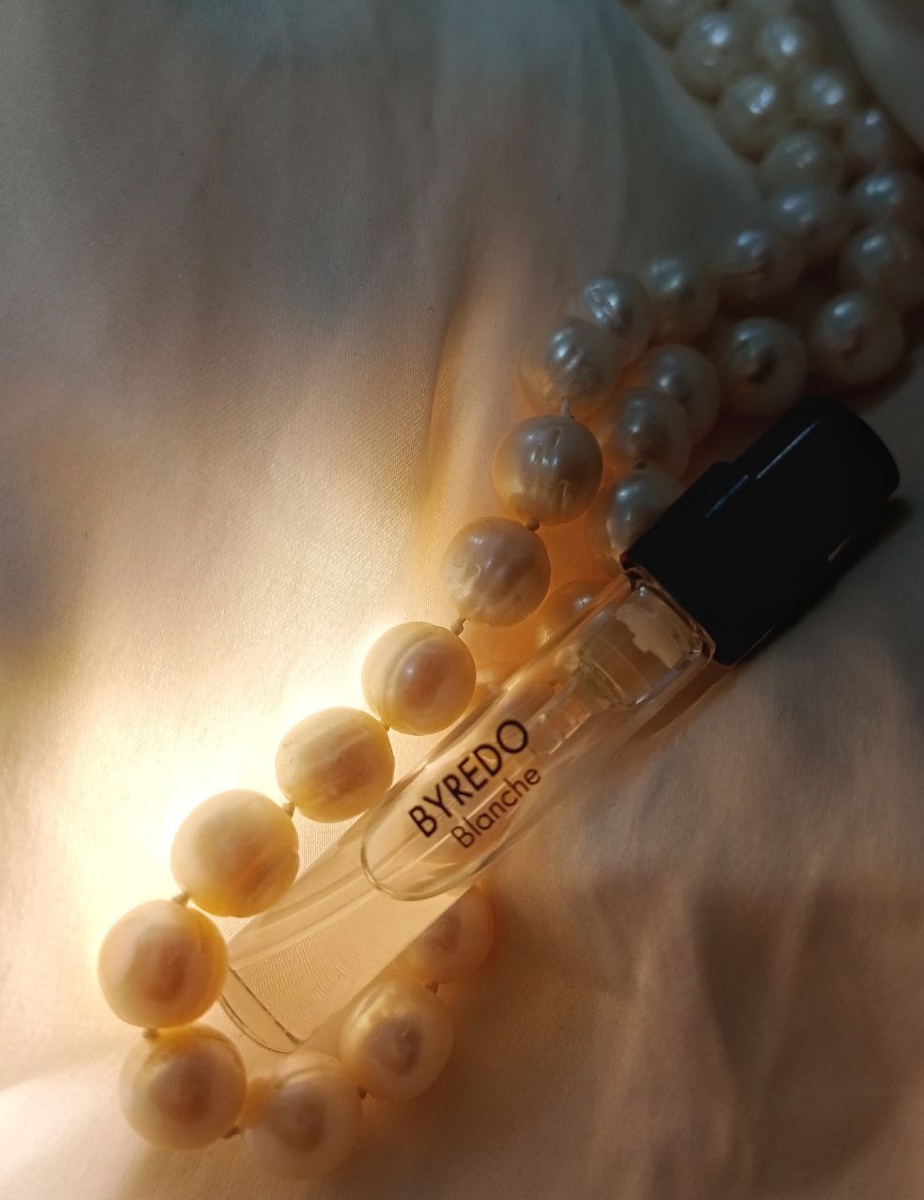 С маминым жемчугом и шёлковой наволочкой, с ними и ассоциируются.:)