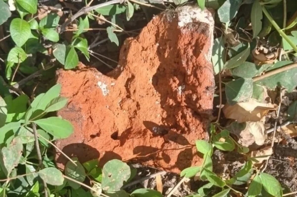    В Самаре забил канализацию дома брошенный кем-то в колодец кирпич