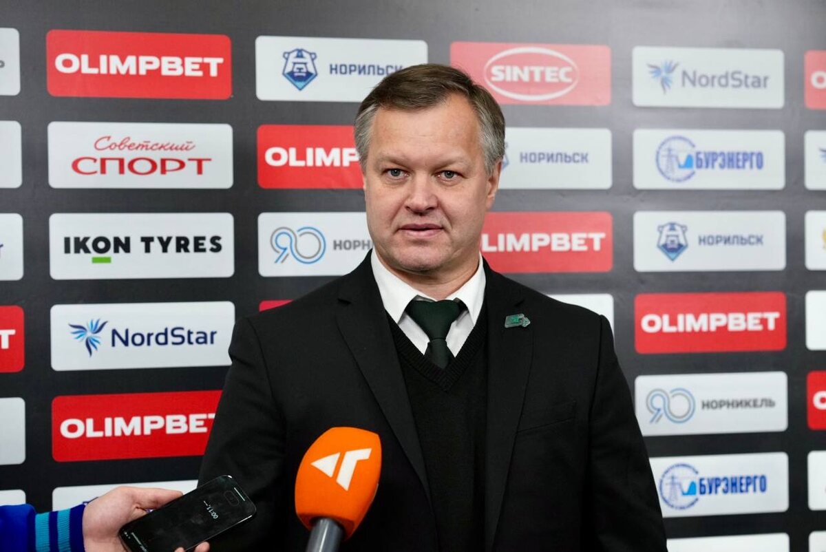 Главный тренер "грифонов" Игорь Горбенко (с) Пресс-служба ХК "Норильск"