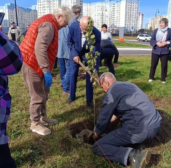 📷    В Оренбурге у Областной детской больницы появилась Аллея ветеранов здравоохранения Марина Шарт