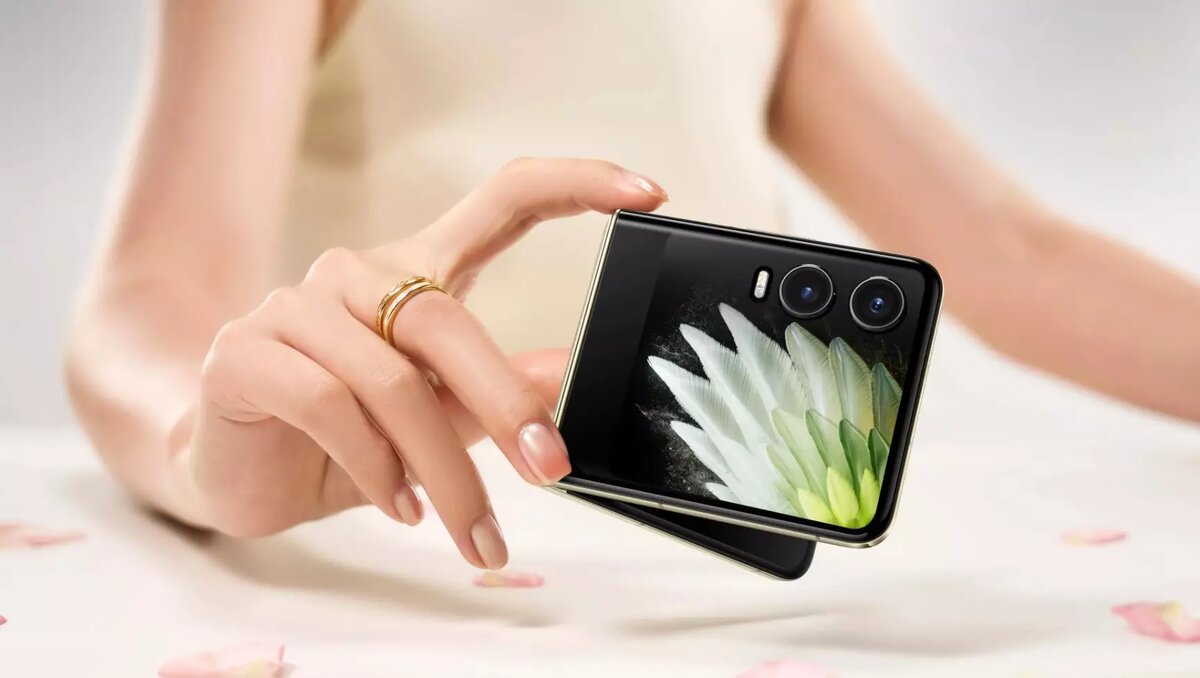 Пока Apple только обещает: в Россию едут складные смартфоны с внедренным ИИ. Источник: Tecno