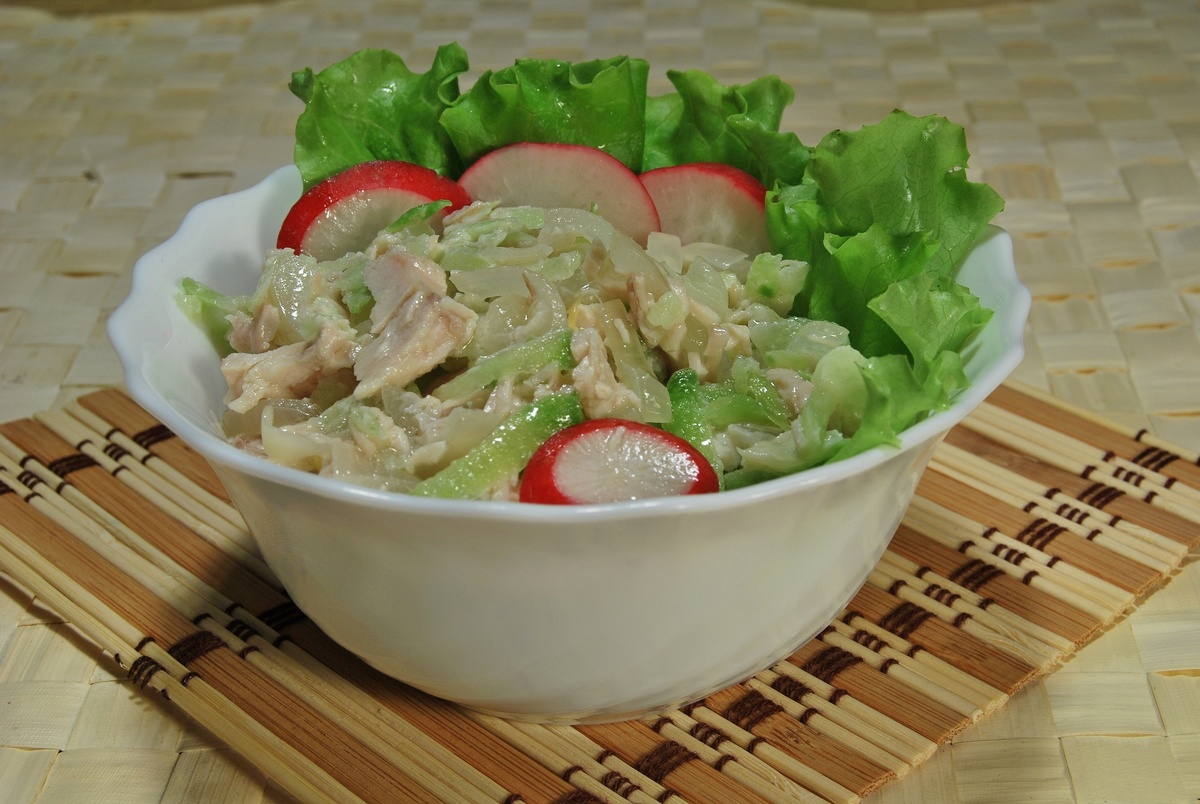 Куриный салат с редькой