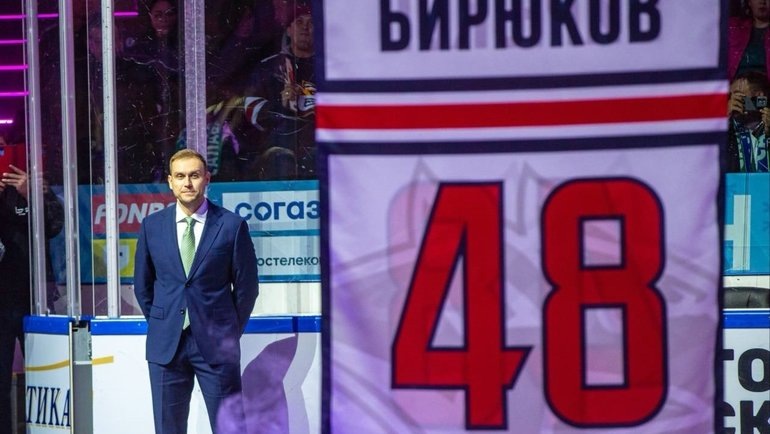    Евгений Бирюков на церемонии в свою честь в Магнитогорске 23 сентября.ХК «Металлург»