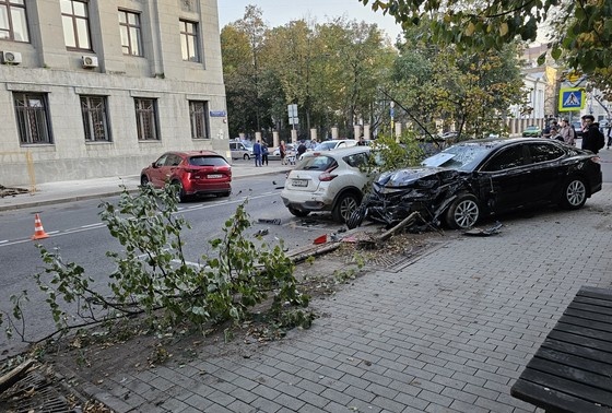    Последствия ДТП с пострадавшим на Миусской площади в центре столицы