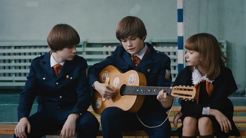 Кадр из фильма, где мальчишки уже в форме, хотя её в школах наденут только 3(!) года спустя. 