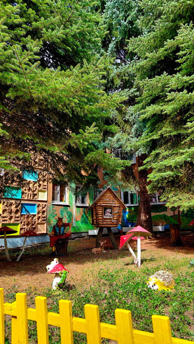 Резиденция Бабы Яги, рядом с группой Тони