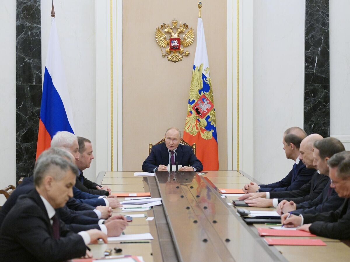    Президент РФ Владимир Путин проводит оперативное совещание с постоянными членами Совета безопасности РФ© РИА Новости / Алексей Никольский