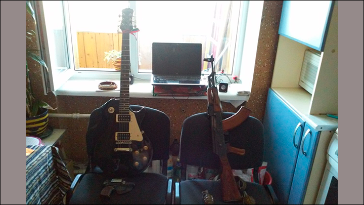 ФОТО: АРСЕНАЛ ОРУЖИЯ РАССЕЛА БЕНТЛИ НА КУХНЕ ЕГО СЪЁМНОЙ КВАРТИРЫ. ФОТО ПРЕДОСТАВЛЕНО ЛЮДМИЛОЙ БЕНТЛИ