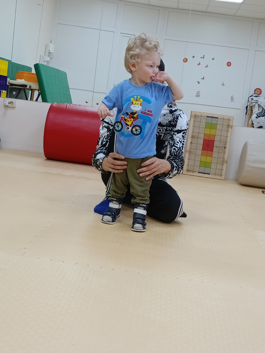 Правильно ставят ноги, чтоб ходил прямо. 