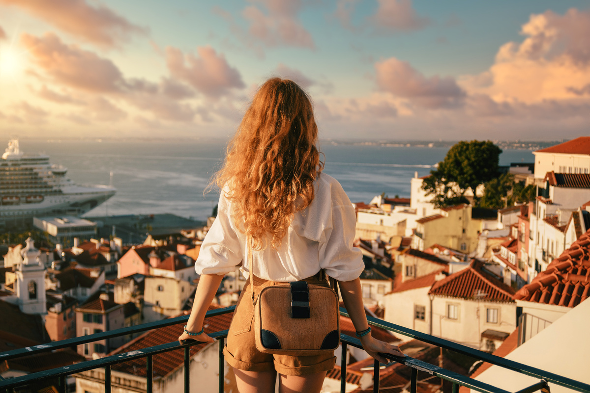 Источник: https://ru.freepik.com/free-photo/young-female-standing-platform-surrounded-by-fences-observing-lisbon-daytime-portugal_15750229.htm#fromView=search&page=1&position=16&uuid=006981ca-6d89-4ef7-8777-71ea96b1a126&query=%D0%BF%D1%83%D1%82%D0%B5%D1%88%D0%B5%D1%81%D1%82%D0%B2%D0%B8%D0%B5+