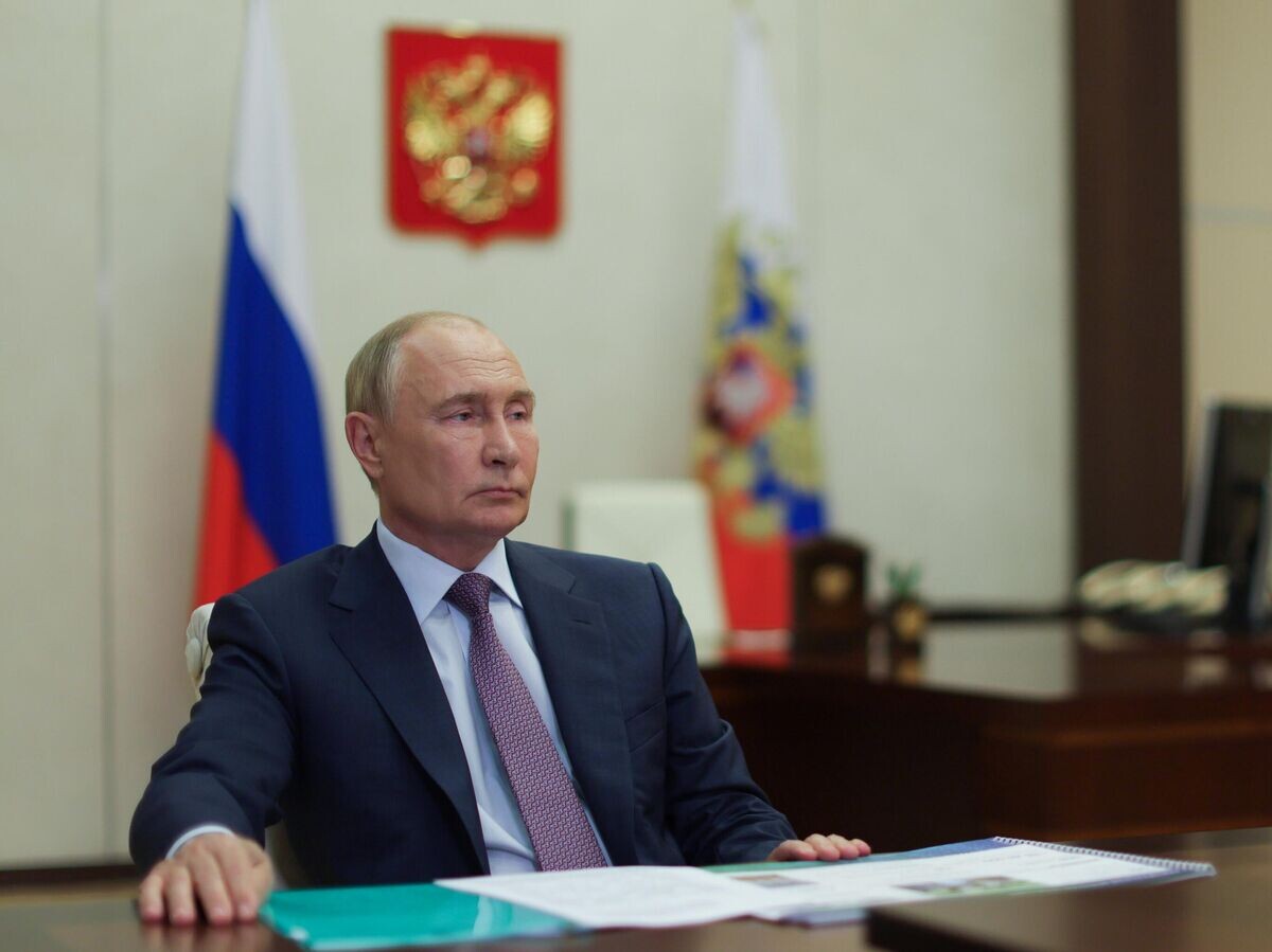    Президент РФ Владимир Путин во время встречи с временно исполняющим обязанности губернатора Калининградской области Алексеем Беспрозванных© РИА Новости / POOL