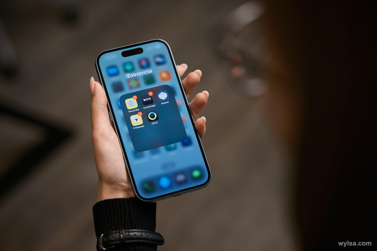 Установленные на iPhone 16 приложения банков, которые были удалены из App Store. Фото: Илья Кичаев / Wylsacom Media