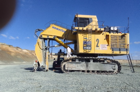 Фото читателя "Юрий Стрелец"". Слесарям в карьере всегда найдётся работа, новую машину в забой, ветерана на ППР.