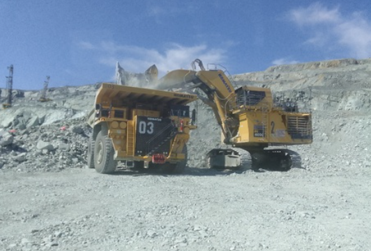 Фото читателя "Юрий Стрелец". Вот так работал в забое, экскаватор под номером 2. В паре с БелАЗ № 03.