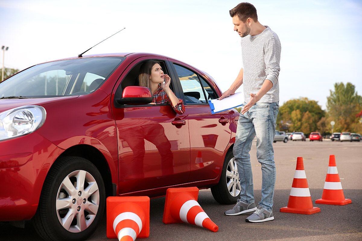 Многие проваливают экзамены только из-за параллельной парковки. Источник: Shutterstock📷
