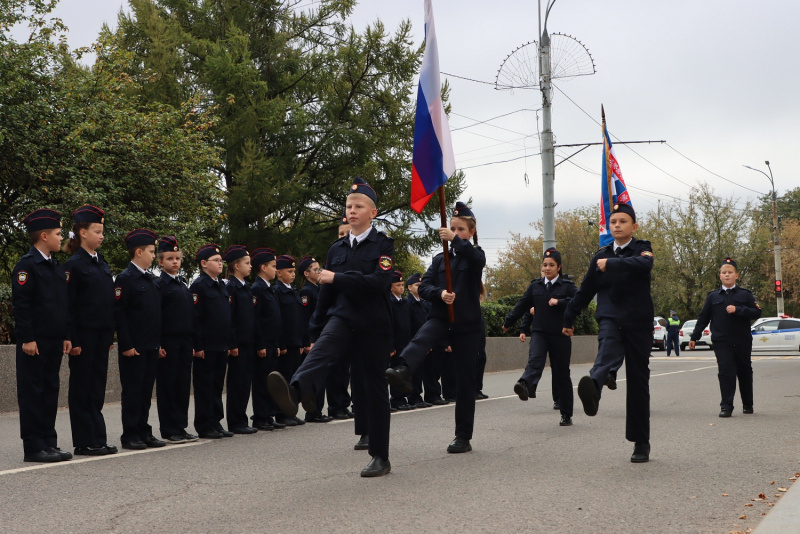 В Твери возле здания УМВД юным кадетам торжественно вручили погоны