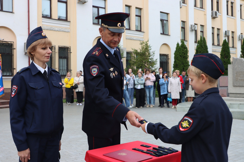 В Твери возле здания УМВД юным кадетам торжественно вручили погоны