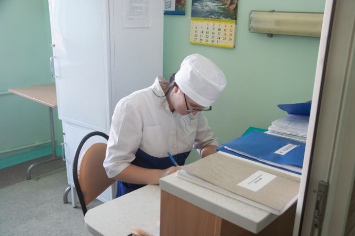    Врач