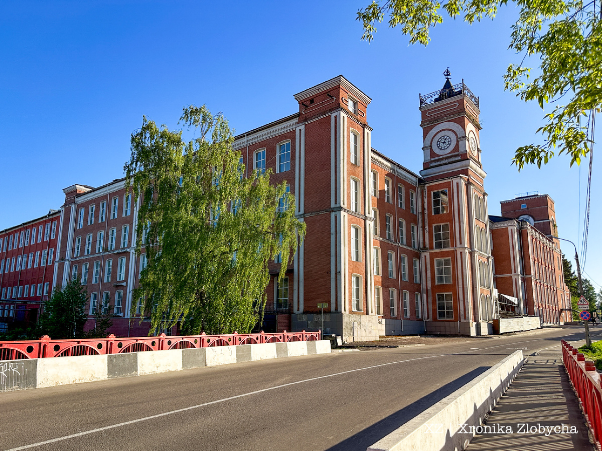 Главный корпус фабрики, вид от речки Гуслица (Фото автора)