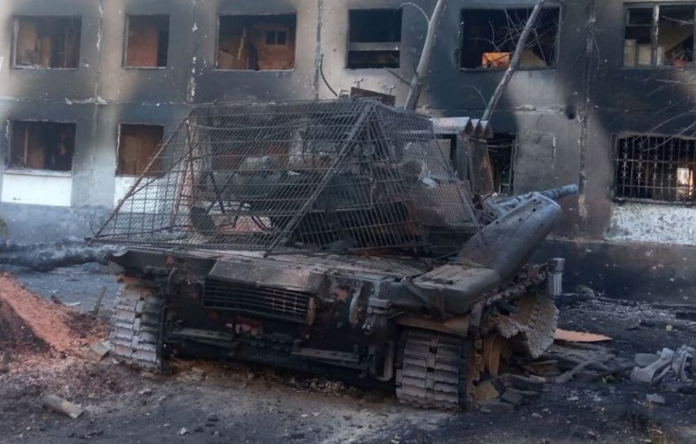 Штурмовики группировки «Центр» показали результаты боев в Новогродовке. Весь центр населённого пункта завален сгоревшей техникой украинских боевиков, источник – Телеграм-канал Работайте, братья!