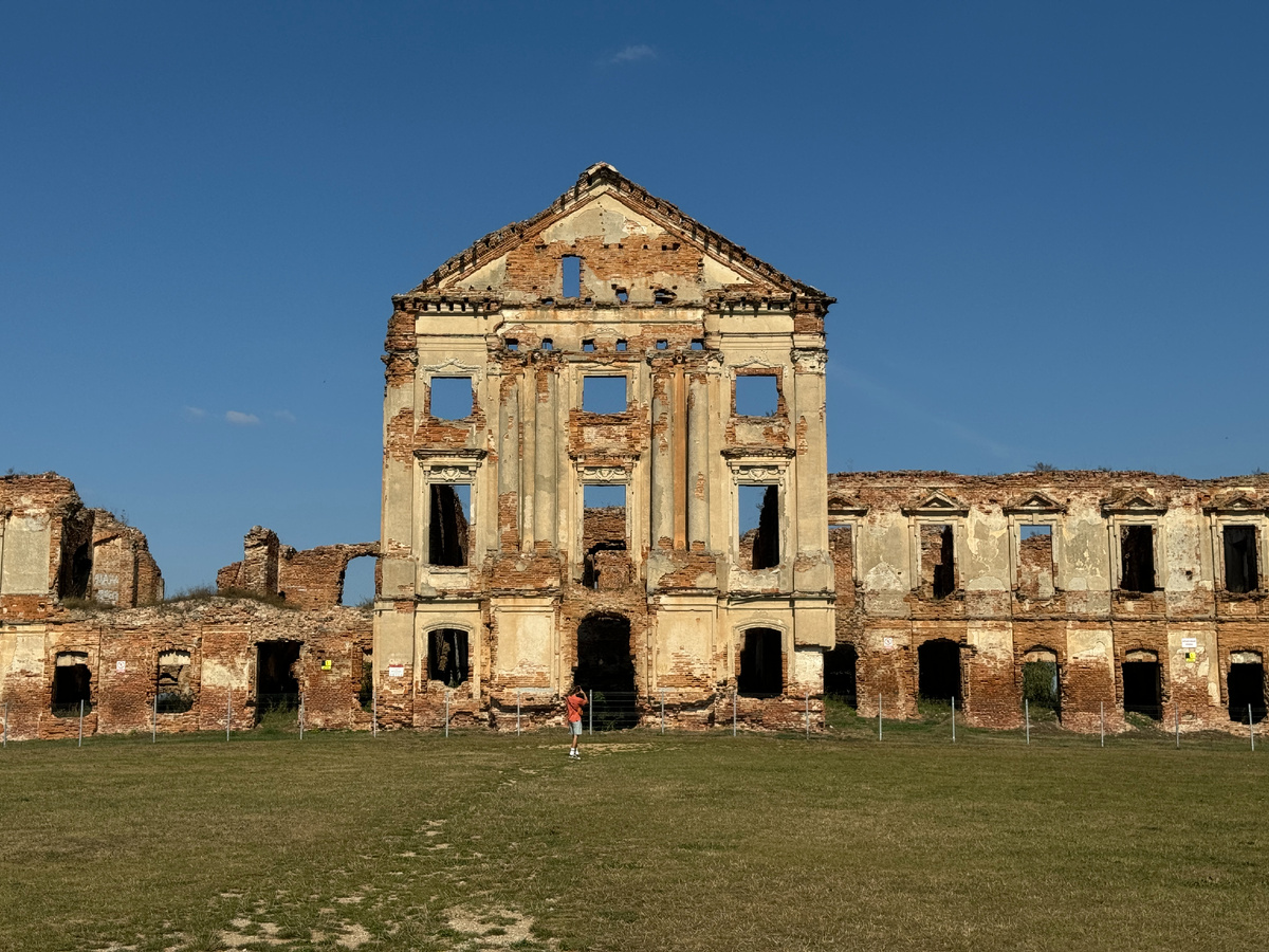 Ружанский дворец, слева еще оригинальные руины, а справа уже восстан. Фото автора