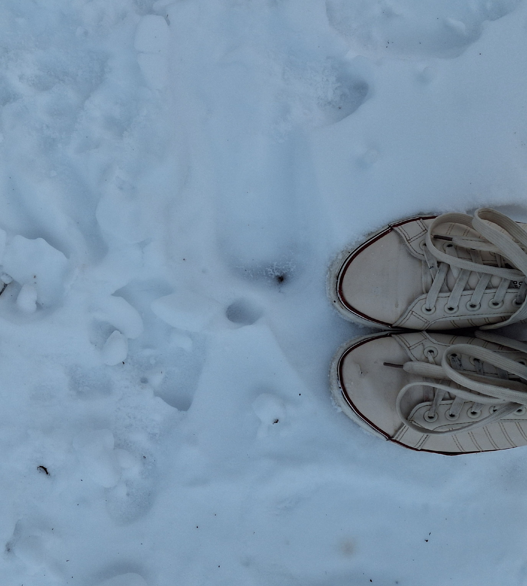 Ли, старые кеды со студенчества, зима, забавы на улице🤟